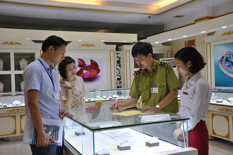 Quản lý thị trường TP Hạ Long hướng dẫn doanh nghiệp kinh doanh mua sắm đồ lưu niệm niêm yết giá tại quầy.