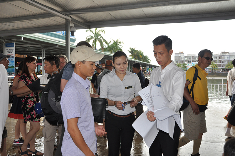 Thanh tra Sở Du lịch kiểm tra chương trình du lịch của hướng dẫn viên tại Cảng tàu khách quốc tế Tuần Châu.