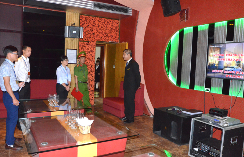 Đội kiểm tra liên ngành 178 kiểm tra thực tế tại phòng karaoke của khách sạn Mường Thanh Quảng Ninh
