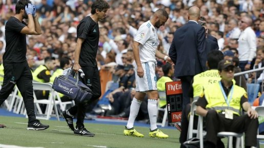  Benzema rời sân sớm do chấn thương.