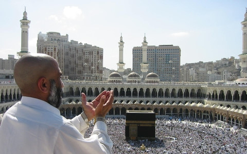 Một người hành hương cầu nguyện khi đến thánh địa Mecca. Ảnh: Reuters