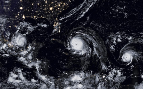 3 cơn bão cùng lúc càn quét vùng biển Caribbean. Ở giữa và mạnh nhất là Irma, bên trái là Katia và bên phải là Jose. (Ảnh: AFP)
