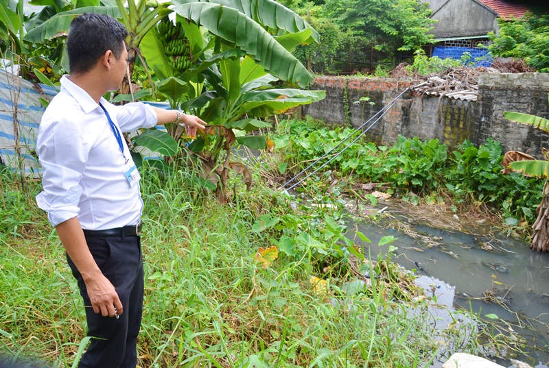 Anh Nguyễn Văn Công cho biết, cuối hệ thống thoát nước là mương đất, cây cỏ, rác thải dồn ứ...