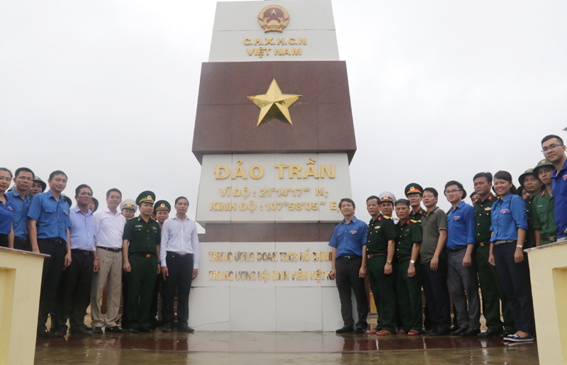 Đoàn công tác chụp ảnh lưu niệm tại Cột cờ Tổ quốc đảo Trần.
