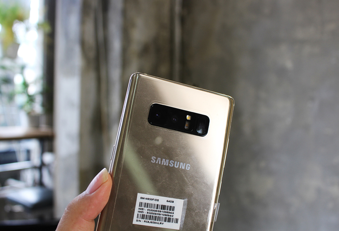Cụm camera kép, đèn Flash và cảm biến vân tay đặt khá gần nhau với màu đen nổi bật giữa nền vàng. Tuy vậy, giống như Galaxy S8, việc đặt quá gần nhau khiến cho người dùng dễ vô tình chạm vào ống kính.
