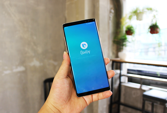 Trợ lý ảo Bixby cũng có mặt trên phablet mới của Samsung nhưng vẫn hạn chế về tính năng và chưa hỗ trợ tiếng Việt.