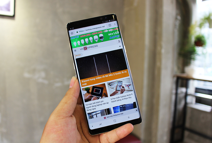 Tại Việt Nam, các chuỗi bán lẻ di động và cửa hàng phân phối Galaxy Note 8 vẫn đang cho đặt hàng với giá 22,99 triệu đồng.