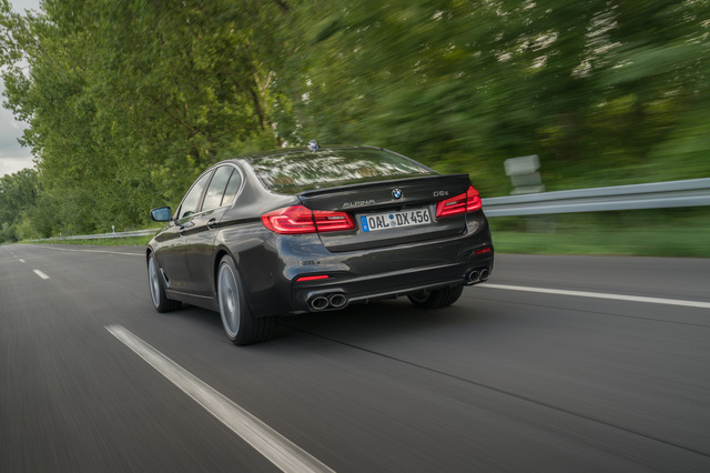 Như vậy, so với BMW M550d mới nhất với động cơ đi kèm 4 bộ tăng áp, Alpina D5 S yếu hơn 7 mã lực nhưng mô-men xoắn cực đại lại cao hơn 41 Nm. Đặc biệt, BMW M550d 2017 chỉ được giới hạn tốc độ tối đa ở mức 250 km/h dù có khả năng tăng tốc từ 0-100 km/h trong 4,4 giây như Alpina D5 S.