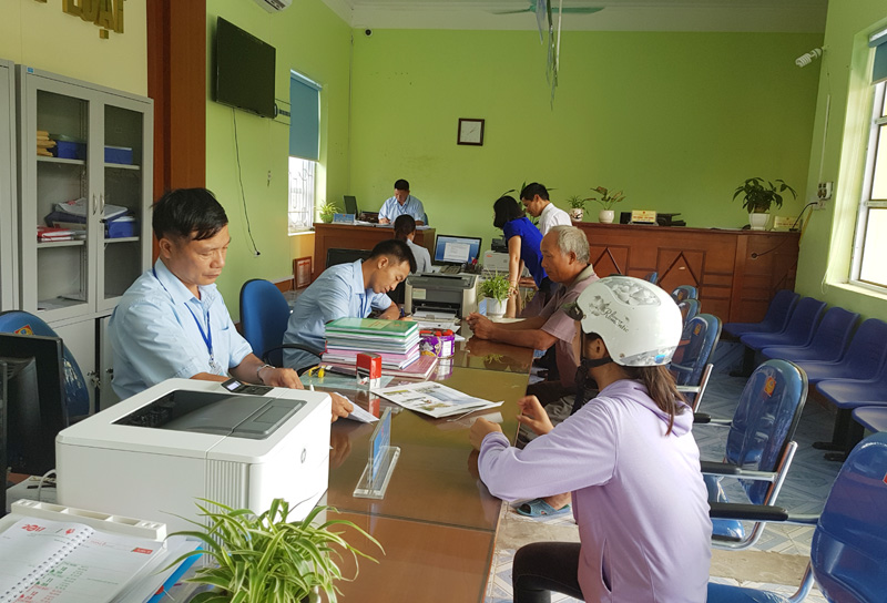 Cán bộ Bộ phận tiếp nhận và trả kết quả hiện đại xã Quảng Minh, huyện Hải Hà hướng dẫn công dân hoàn thiện hồ sơ thủ tục hành chính.