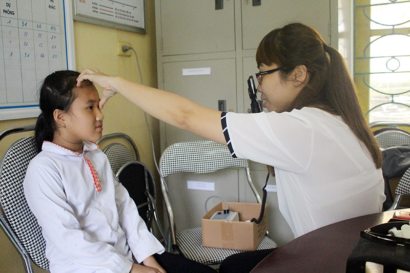 Khám sàng lọc dị tật về mắt cho trẻ em dưới 16 tuổi tại TX Đông Triều.