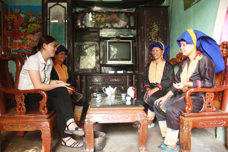 Cán bộ Hội LHPN xã Đồn Đạc, huyện Ba Chẽ tuyên truyền, hướng dẫn phụ nữ thực hiện mô hình 