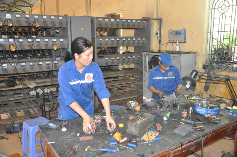 Sửa chữa đèn ắc quy và chuẩn bị máy nổ mìn cho thợ lò ở Phân xưởng Cơ điện Mỏ, Công ty Than Quang Hanh-TKV (ảnh minh họa)