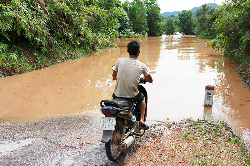 Mưa lũ khiến nhiều đoạn trên tuyến Tỉnh lộ 330 bị ngập nước, việc đi lại của người dân khu vực gặp rất nhiều khó khăn.