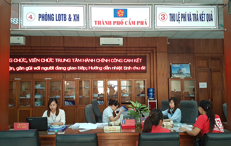 Cán bộ Trung tâm hành chính công Cẩm Phả giải quyết thủ tục cho người dân, doanh nghiệp.