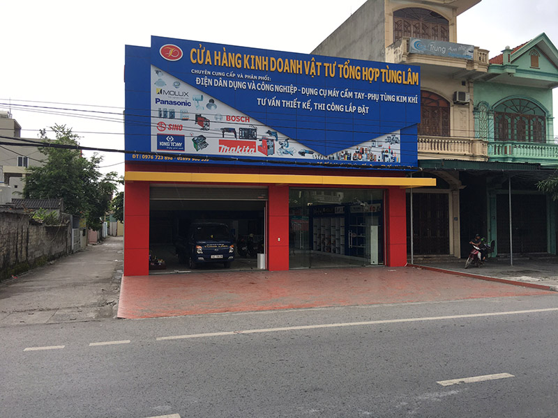 Sáng 8-9-2017, Cửa hàng kinh doanh vật tư tổng hợp Tùng Lâm đã dừng hoạt động để thu dọn hàng hóa, tự nguyện tháo dỡ phần lấn chiếm. Ảnh: Đỗ Giang