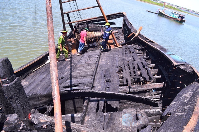 Lực lượng chức năng của tỉnh Quảng Trị tiếp tục điều tra làm rõ vụ cháy hai tàu cá của ngư dân.