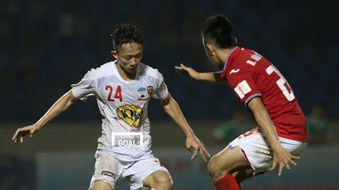 Châu Ngọc Quang (áo trắng) giúp Hoàng Anh Gia Lai chiến thắng. (Nguồn: Goal)