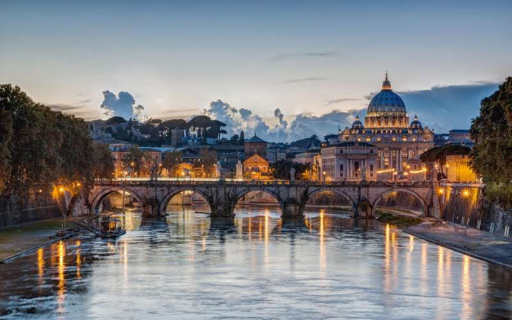   Rome, Italy: Rome nổi tiếng là một thành phố đi bộ, vì thế đây là điểm đến rất lý tưởng vào mùa thu. Tháng 9 là thời điểm thời tiết dễ chịu lại không phải mùa du lịch cao điểm nên bạn có thể thoải mái chiêm ngưỡng các thắng cảnh và mua sắm ở đây.