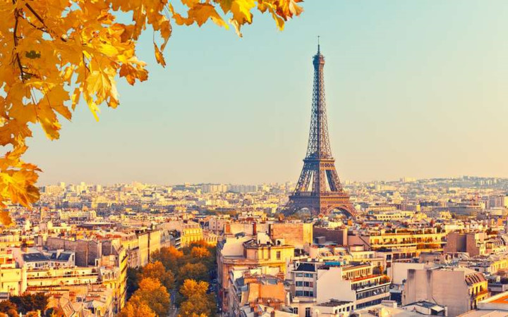   Paris, Pháp: Người ta thường nói thăm Paris vào mùa nào cũng tuyệt nhưng vào tháng 8, nhiều người Pháp đi du lịch và đóng cửa các cửa hàng. Vì thế, tháng 9 sẽ là thời điểm lý tưởng hơn để đi du lịch, thưởng thức ẩm thực và mua sắm ở thành phố này.