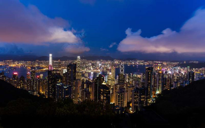   Hồng Kông: Mùa thu là thời điểm thuận lợi để thăm Hồng Kông bởi lúc này độ ẩm thấp hơn và nhiệu độ thì mát mẻ hơn. Đến Hồng Kông, hãy ghé thăm các nhà hàng với những món ăn vừa rẻ vừa ngon hay thư giãn ở những không gian xanh ngay giữa lòng thành phố.