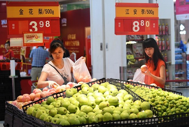 Người dân mua sắm tại một siêu thị ở Trùng Khánh, tây nam Trung Quốc ngày 9/8. (Nguồn: THX/TTXVN)