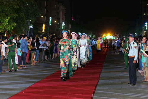 Trình diễn thời trang áo dài trên phố đi bộ Nguyễn Huệ (TP Hồ Chí Minh). Ảnh: Hoàng Triều