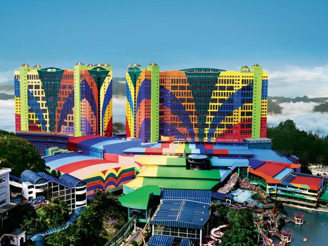 1. Khách sạn lớn nhất thế giới 15 kỷ lục du lịch thế giới vừa lạ, vừa quen - ảnh 1 Đáng ngạc nhiên,  khách sạn lớn nhất thế giới, là không phải nằm tại Las Vegas hay Dubai, mà lại là cao nguyên Genting, gần thủ đô Kuala Lumpur của Malaysia. First World Hotel and Plaza – một khu nghỉ dưỡng và casino nổi tiếng – có tới 7.351 phòng. Năm 2008, nó từng bị khách sạn The Venetian tại Las Vegas soán ngôi, nhưng sau đó đã trở lại vị trí số 1 vào năm 2015 với một khu mới được xây thêm.