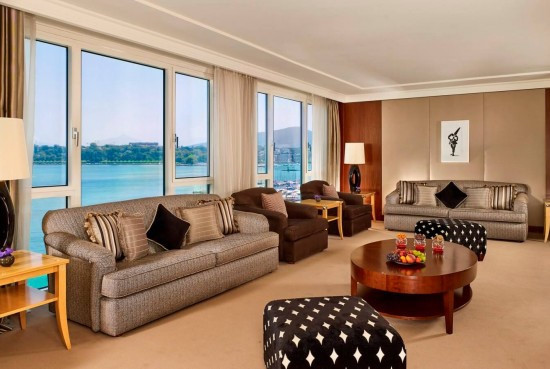3. Phòng khách sạn đắt nhất thế giới 15 kỷ lục du lịch thế giới vừa lạ, vừa quen - ảnh 3 Bỏ ra 53.000 bảng mỗi đêm, bạn có thể được trải nghiệm sự xa hoa tột đỉnh trong căn phòng Royal Penthouse Suite của khách sạn President Wilson Hotel tại thành phố Geneva, Thụy Sỹ.