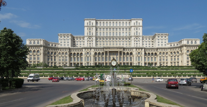 5. Tòa nhà nặng nhất thế giới 15 kỷ lục du lịch thế giới vừa lạ, vừa quen - ảnh 5 Kỷ lục này thuộc về tòa nhà Quốc hội tại thủ đô Bucharest, Rumani. Công trình này được xây dựng từ 700.000 tấn thép và đồng kết hợp với 1 triệu mét khối đá cẩm thạch, 3.500 tấn thủy tinh pha lê và 900.000 met khối gỗ.
