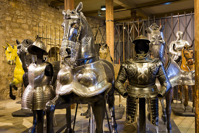 7. Bảo tàng cổ nhất thế giới 15 kỷ lục du lịch thế giới vừa lạ, vừa quen - ảnh 7 Bảo tàng vũ khí Hoàng gia trong Tháp London bắt đầu mở cửa đón khách vào năm 1660.