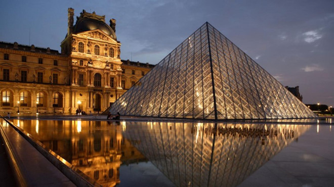 8. Bảo tàng nghệ thuật đông khách nhất thế giới 15 kỷ lục du lịch thế giới vừa lạ, vừa quen - ảnh 8 Chính là bảo tàng Louvre tại Paris, Pháp. Mỗi năm Louvre thu hút hơn 10 triệu khách tham quan.
