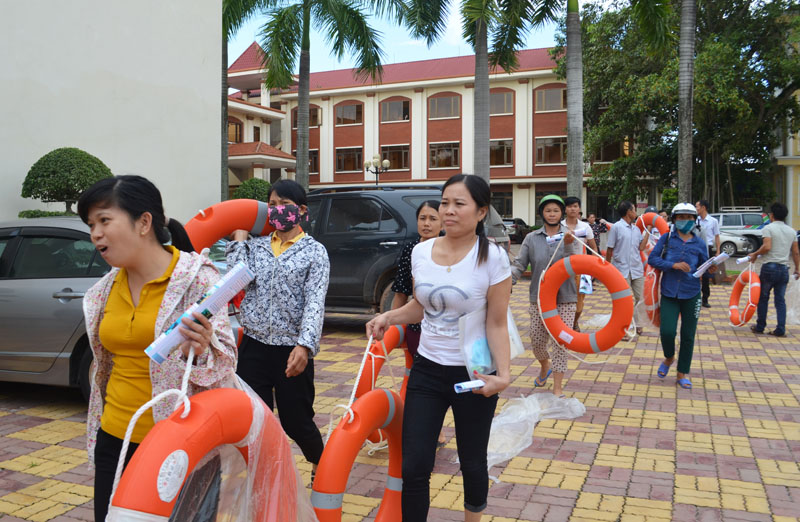 TX Quảng Yên phát phao cứu sinh cho ngư dân kết hợp tuyên truyền về bảo vệ nguồn lợi thủy sản