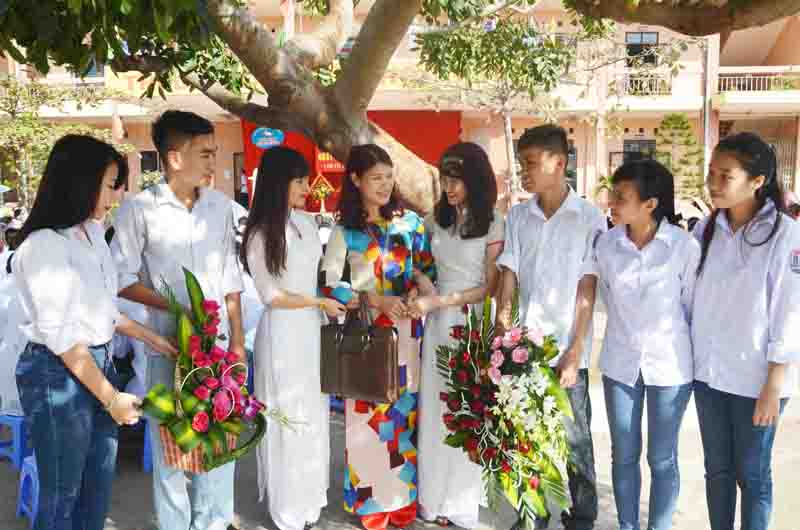 Học sinh Trường THPT Lương Thế Vinh (TP Cẩm Phả) tặng hoa tri ân cô giáo.