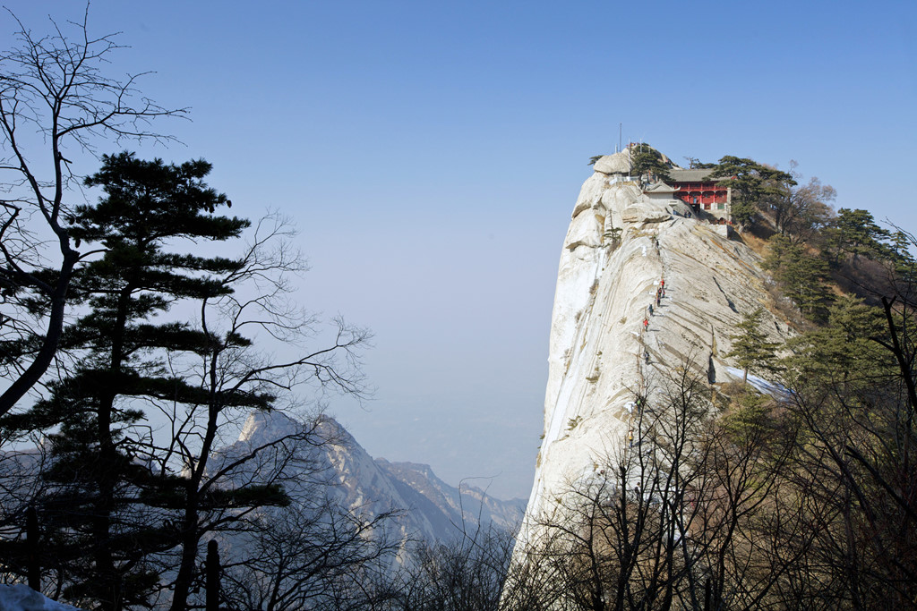 Là một trong Ngũ đại danh sơn của Trung Quốc, Hoa Sơn có 5 đỉnh núi chính, cao nhất là đỉnh Nam Phong (2.154 m). Đỉnh chính của ngọn Hoa Sơn là Hóa Sơn hay Tây Nhạc, có độ cao 2.083 m. Với khung cảnh thiên nhiên hùng vĩ, hoang sơ, nơi này thu hút du khách từ khắp nơi trên thế giới. Màu xanh của cây cối nổi bật trên những vách đá hoa cương trắng sừng sững khiến bạn có cảm giác như lạc vào một thế giới khác. Ảnh: Business Insider.