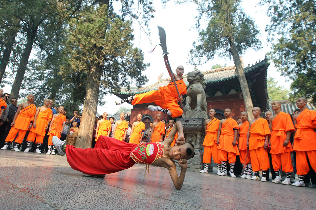 Chùa Thiếu Lâm: Chùa Thiếu Lâm nằm ở chân núi Thiếu Thất thuộc dãy Tung Sơn, tỉnh Hà Nam, Trung Quốc. Được xem là cái nôi của Thiền tông Trung Hoa, ngôi chùa này lại nổi tiếng nhờ gắn liền với võ phái Thiếu Lâm. Chùa được Hiếu Văn Đế nhà Bắc Ngụy xây dựng, với trụ trì là Bồ Đề Đạt Ma, người đặt nền móng cho Thiền tông và võ thuật Thiếu Lâm. Võ công của các nhà sư đạt đỉnh cao vào thời nhà Minh và hình thành một võ phái riêng biệt. Ảnh: Legacy of Taste.