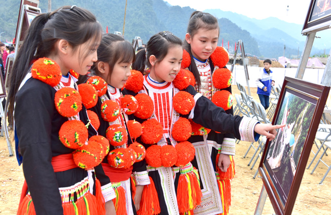 Các em học sinh người Dao đỏ huyện Lâm Bình trong một cuộc triển lãm ảnh của địa phương.