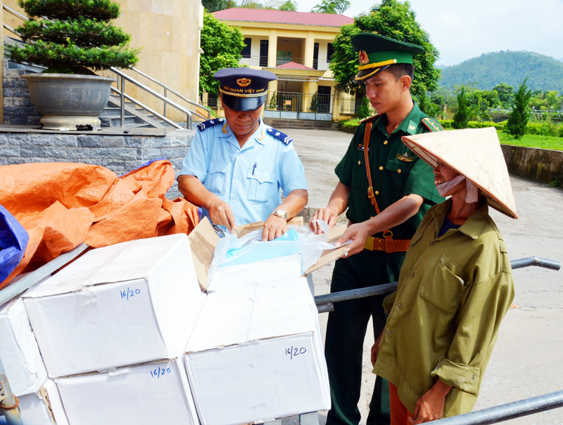 Cán bộ biên phòng và hải quan phối hợp kiểm tra hàng hoá thông thương qua cửa khẩu Hoành Mô (huyện Bình Liêu).