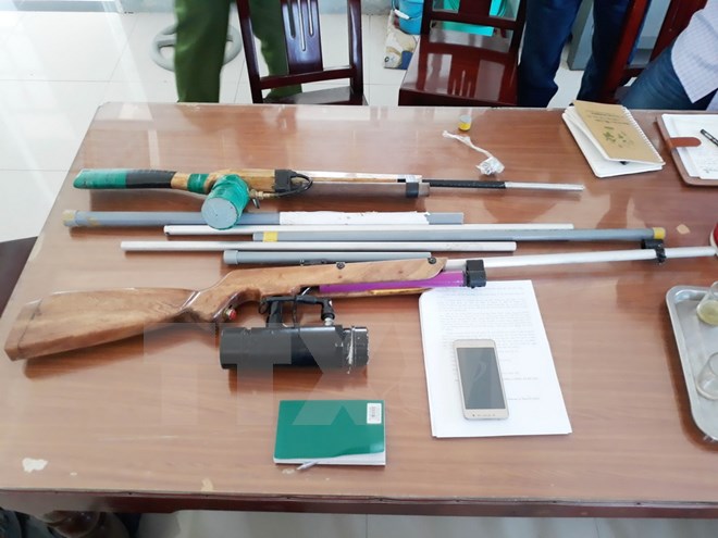 Súng tự chế hơi cồn bắn đạn bi sắt được công an huyện Ninh Hải, tỉnh Ninh Thuận thu giữ. (Ảnh: Nguyễn Thành/TTXVN)