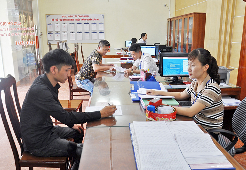 Cán bộ Bộ phận tiếp nhận và trả kết quả hiện đại thị trấn Tiên Yên (huyện Tiên Yên) giải quyết TTHC cho công dân (ảnh Thanh Tùng)