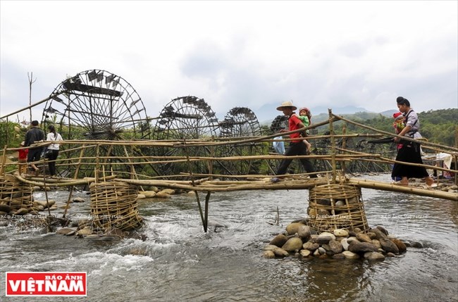 Người dân bản Nà Khương bắc một cây cầu tre qua sông Nâm Mu vào nước cạn để đưa du khách tham quan sang bên kia sông.