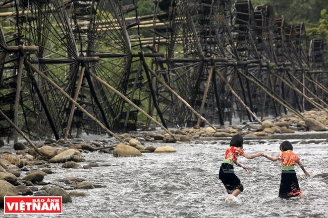 Những đứa trẻ thuê trang phục truyền thống của dân tộc Thái nô đùa trong dòng nước mát lành sông Nậm Mu.