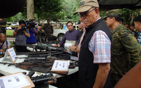 Bộ trưởng Quốc phòng Philippines Delfin Lorenzana kiểm tra số vũ khí thu được của phiến quân Maute. (Ảnh: Minda News)