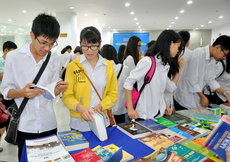 Các bạn đọc lứa tuổi học sinh thích thú với những không gia trưng bày sách theo chủ đề tại Thư viện tỉnh Quảng Ninh.