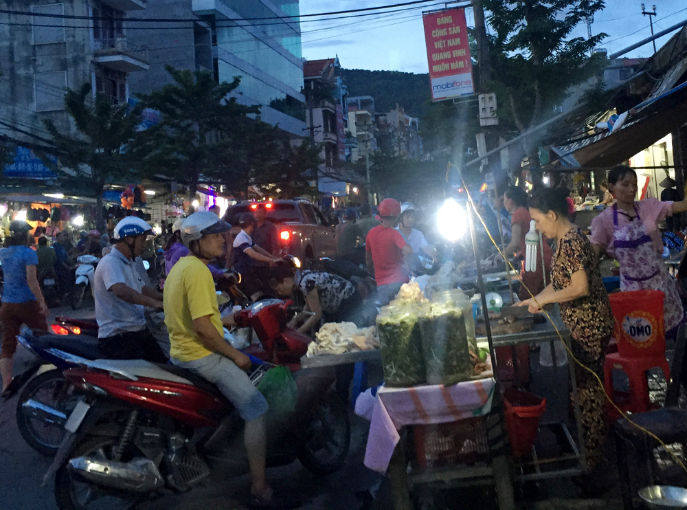 Vào giờ tan tầm, cửa hàng bán đồ ăn sãn trước cửa chợ Trung tâm TP Cẩm Phả lúc nào tấp nập người mua bán.