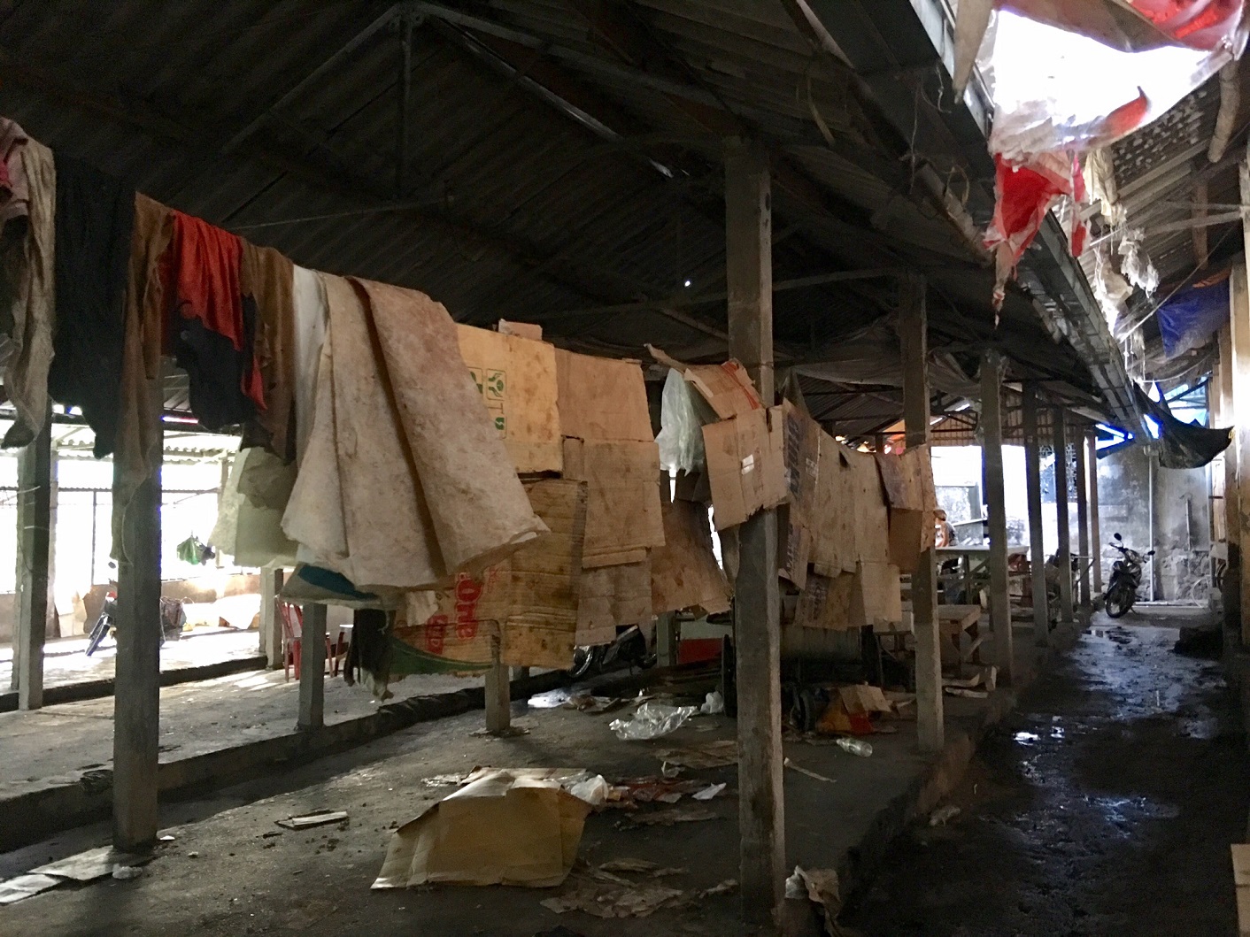 Gian hàng “rác” ở chợ Hà Phong (phường Hà Phong, TP Hạ Long)