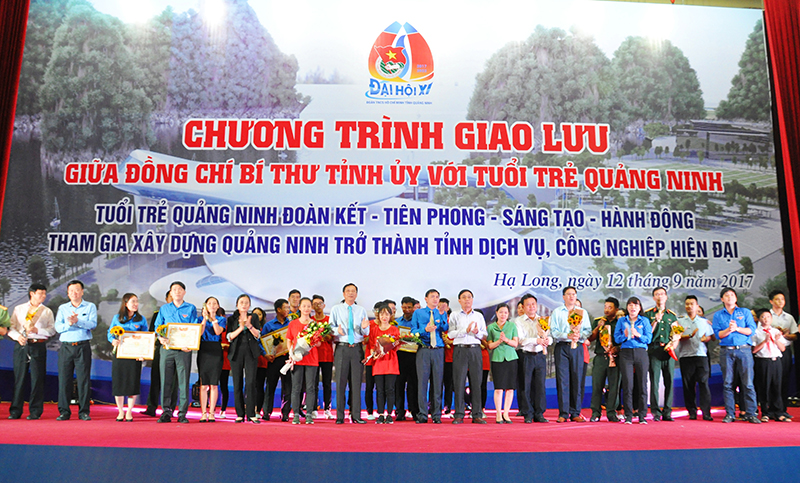 Bí thư Tỉnh ủy cùng các đồng chí lãnh đạo tỉnh giao lưu với thanh niên tỉnh.
