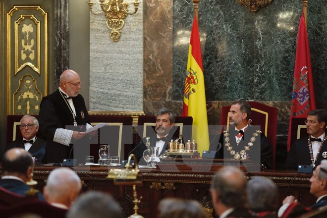 Tổng công tố Tây Ban Nha Jose Manuel Maza (thứ 2 trái) phát biểu tại Madrid ngày 5/9. (Nguồn: AFP/TTXVN)