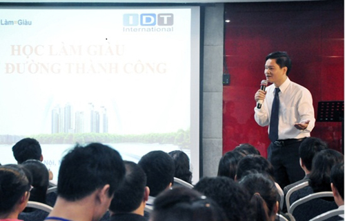 Phạm Thanh Hải thuyết trình Làm giàu khó hay dễ. Ảnh: dantri.com.vn