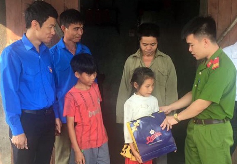 Công an huyện Tiên Yên tặng quà cho trẻ em 