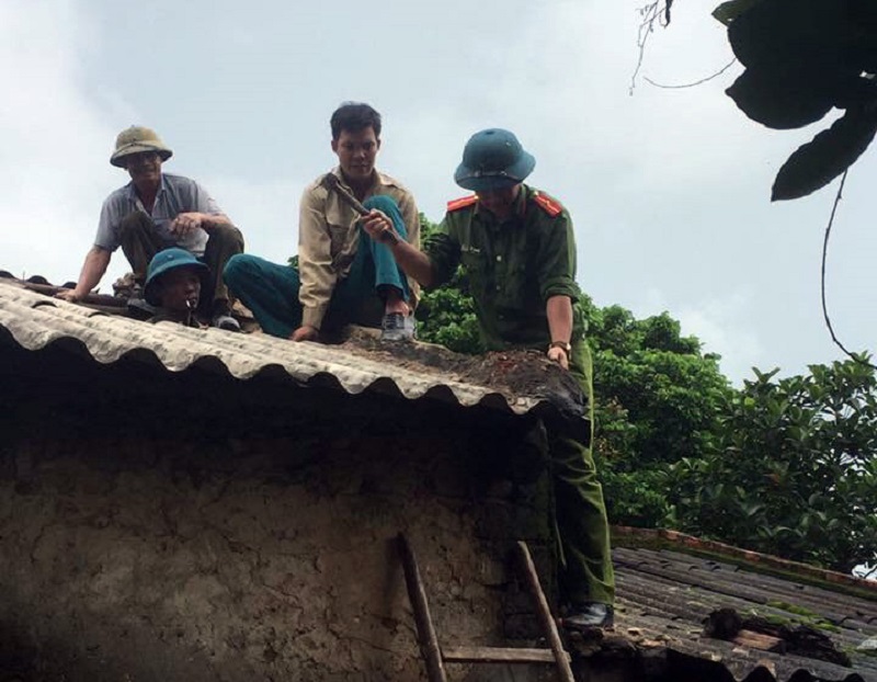 CBCS Công an huyện hỗ trợ kinh phí, công lao động giúp gia đình cụ Hà Minh Điền, 75 tuổi ở thôn Làng Nhội, xã Đông Hải sửa nhà